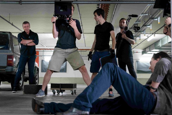 Arno Strobel (links) am Set zu "You Are Wanted" © Amazon